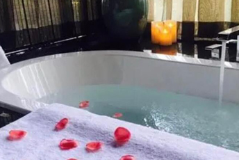 长沙雨花区水疗池中的失重冥想：当身体学会漂浮